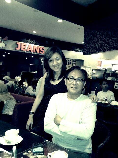 Dewimstk's tweet photo. Berfoto @canzone sambil menemani @nuyokbro http://t.co/BnAfOXEMq4