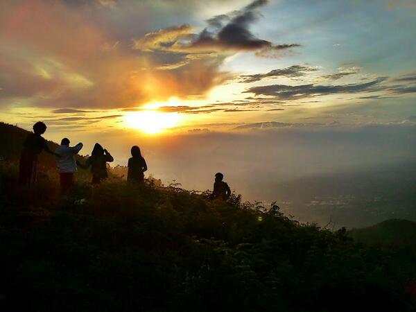 andribladert's tweet photo. sore gini enaknya liat sunset bareng teman di gunung http://t.co/ckv1ewQApG
