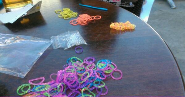 CRISSS85's tweet photo. Ya era hora de las tardecitas de café y aprendiendo a hacer pulseritas,jijiji http://t.co/bkstiXudzo