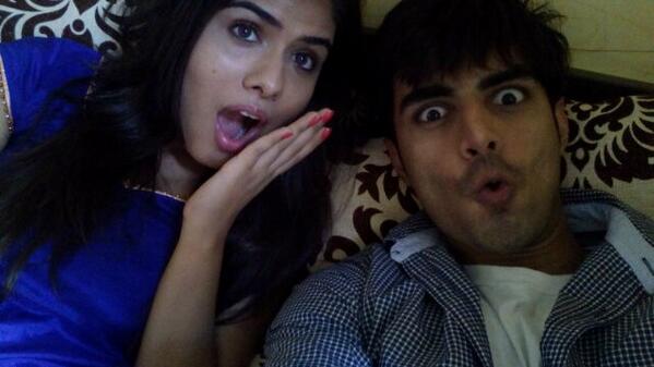 BabaJotwani's tweet photo. Selfie with the sindhi midst an audition #RestlessSindhis #StrongEyebrows @twiinklesaaj ! http://t.co/JCQGJ7yxPY