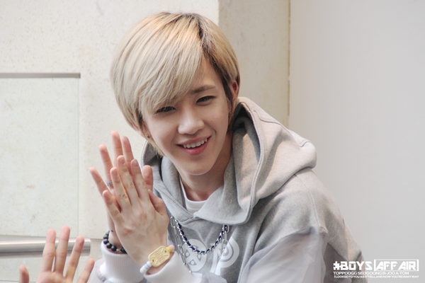 BOYSAFFAIR's tweet photo. #BJOO #비주 #김병주 #비주얼이라비주인줄알았는데그냥병에서B따서비주라네요 #toppdogg #탑독 (@ToppDoggHouse )

보름달 추다가 웃음 터진 병주 ㅋㅋ 큭큭 '_; 너무 좋았어용~ 한번 더! http://t.co/JQ1u77bIEG