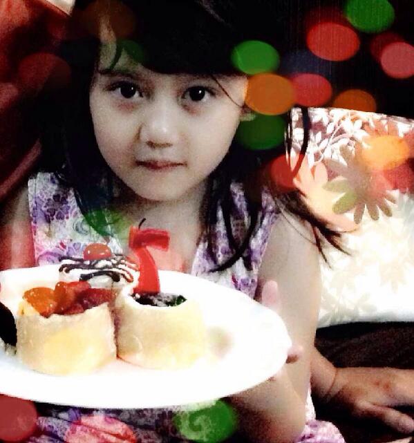 Bahkan anak kecil pun bisa terharu dikasih surprise pake birthday cake pagi2, love you so much little hunn...