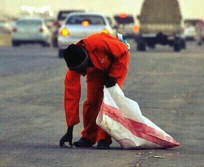 RAlshallal's tweet image. !
كل شيئٍ نُلقيه يدفع هذا الرجل للإنحناء ،وكأننا نشد عنقه لينحني لمقاماتنا الملقاة على الأرض