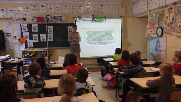 LoulySenegal's tweet photo. Pas d’eau, ménage fait par les enfants... nos petits français découvrent une école de brousse => choc culturel ! http://t.co/dhdxsaTlY6