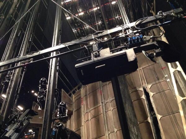 _DENTRO_'s tweet photo. Entre cajas. @Teatro_Real http://t.co/YkY74Xe0z7