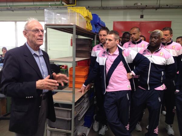 ETGfc's tweet photo. Les Roses sont arrivés à Cluses pour la visite de l'ESAT de l'Arve #CapFoot http://t.co/mP2MJOJfEn