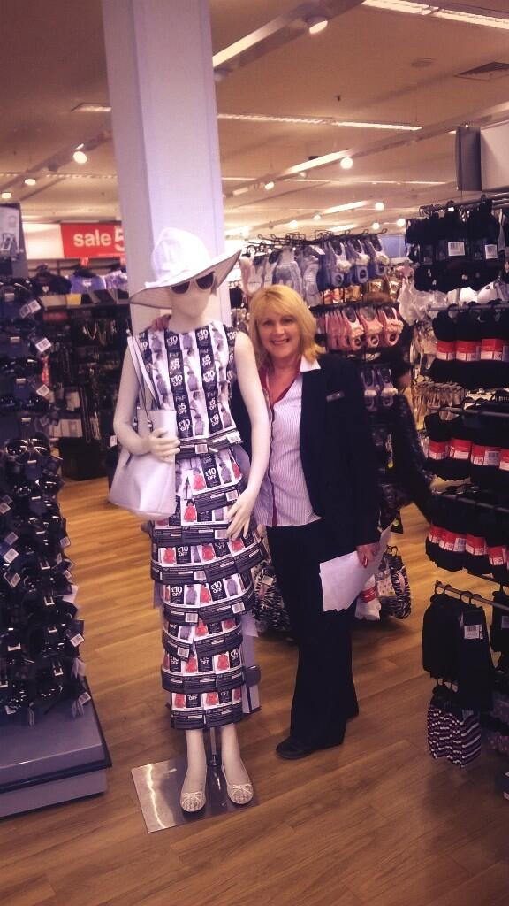 Sally and her new recruit getting behind £5 off £25!! <a href="/112TRADE/">Extra  112 #Traders</a>