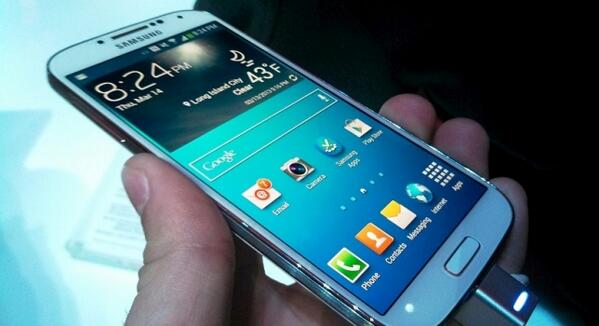 A3Noticias's tweet photo. ¿Cargar el móvil en 30 segundos? Hay un prototipo para el GalaxyS4 y pronto valdrá para iPhone http://t.co/wIxkF5hBSx http://t.co/Rs2yGpZM0r