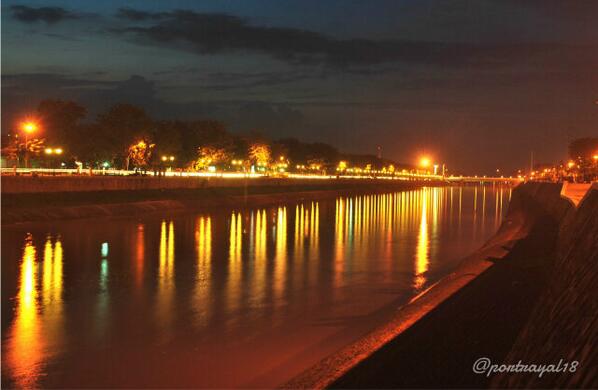 wisatasemarang's tweet photo. Ini bukan suasana malam di Venesia loh tapi di Semarang http://t.co/Uh96lG09Hz
