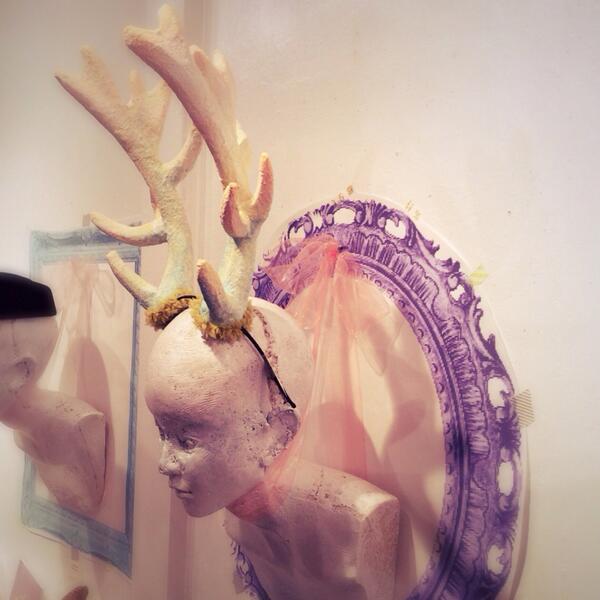 頭飾造形 鹿のツノカチューシャ ダマジカという種類の鹿のツノをモチーフに大きく色彩は淡くも鮮やかにまとめてみました 上方向に伸びる大きな角が豪華なのですがちょっと不安定なのでつける時はカチューシャをヘアピンなどで固定して下さい 円 頭飾造形 鹿のツノカチューシャ ダマジカという種類の鹿のツノをモチーフに大きく色彩は淡くも鮮やかにまとめてみました 上方向に伸びる大きな角が豪華なのですがちょっと不安定なのでつける時はカチューシャをヘアピンなどで固定して下さい 円