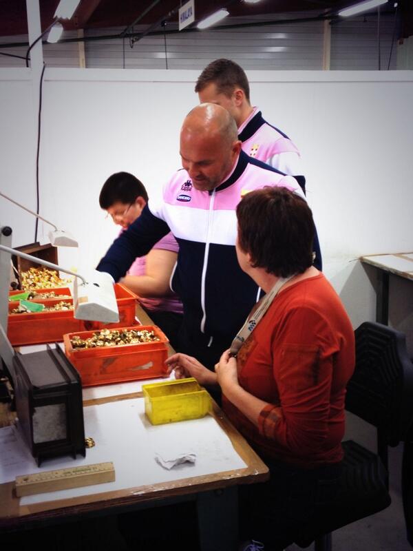 ETGfc's tweet photo. Le coach Pascal #Dupraz se montre très intéressé par les différents corps de métiers #CapFoot http://t.co/wY0pOgRAXE