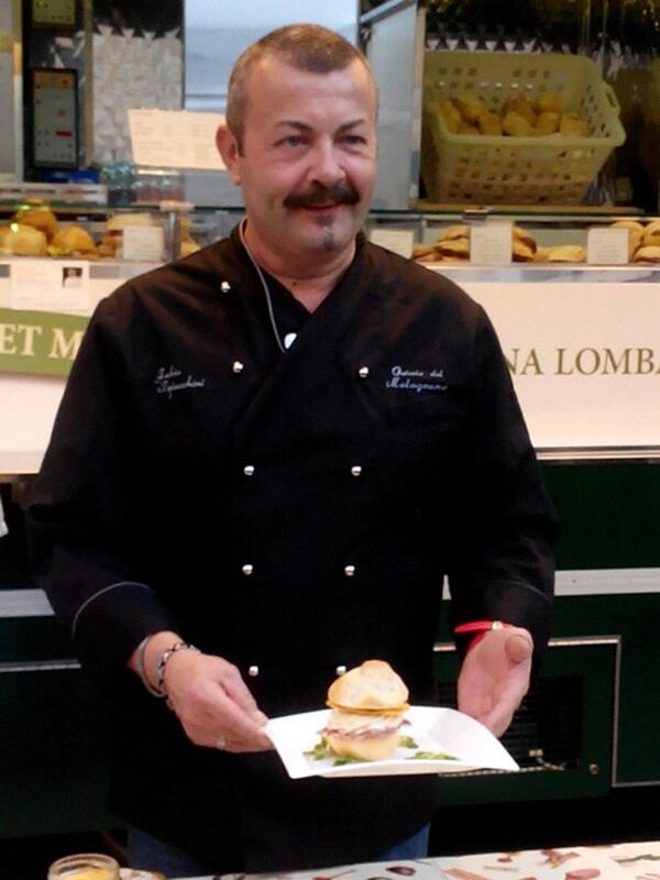 Lo chef @fabiotriacchini presenta il suo panino a #MilanoGourmetMobile in Piazza degli Affari