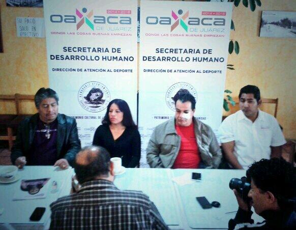 DeportesOaxaca's tweet photo. En conferencia @adolfosalo Dir. de Deportes respalda a la boxeadora Maria Goretti ¡orgullo de #Oaxaca! #CinturonDeOro http://t.co/KxoDqjWqua
