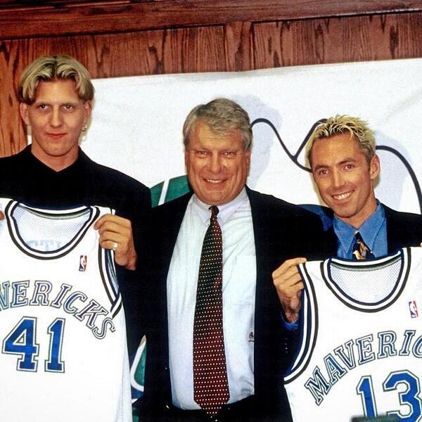 ateosdeldeporte's tweet photo. Un poco de basket vintage. Nash y Dirk Nowitzki, el día de su fichaje por los Dallas Mavericks. http://t.co/EIi7JCN57g