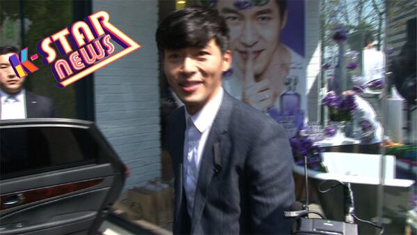 바쁜 이동 중에도 #K스타뉴스 카메라를 발견! 한마디를 던진 현빈 씨~ 궁금~하시죠^^??눈만 마주쳐도 설렜던 그와의 만남,  케이스타뉴스 재방송 일정 확.인.필.수!! #현빈 #팬사인회 #케이스타뉴스