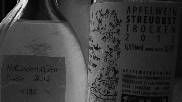 Obwohl solche Mixturen eigentlich ungut sind. Aber manchmal passts. #Apfelwein + selbstgemachter Holunderblütenlikör.
