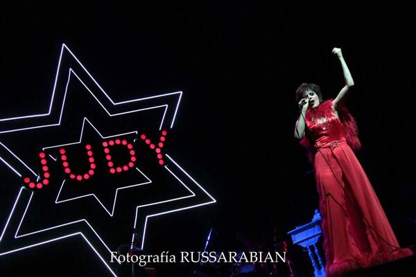 Una obra bajo el ala protector de <a href="/Pashkus/">Ricky Pashkus</a>.
Con la dirección musical del maestro Alberto Favero.
HOY 21HS en el APOLO