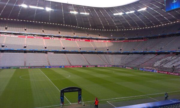 VI_nl's tweet photo. De Allianz Arena van Bayern München: nu nog rustig #BAYMAN [via @StuMathiesonMEN] http://t.co/VKwPD5Yjhx
