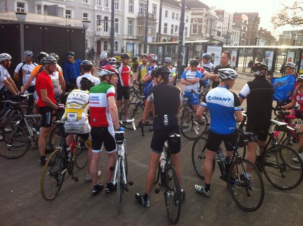 Gele Rijders-inititief slaat aan in Arnhem. Tweede avond met +/- 70 rijders. Respect voor snelle Kek-meiden.