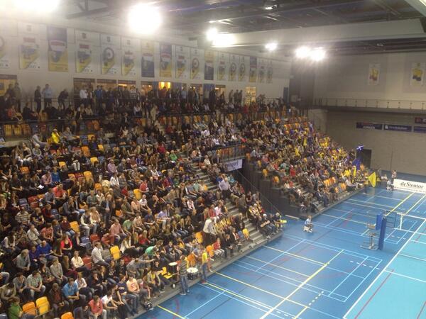 volleybalnl's tweet photo. Volle bak bij Draisma Dynamo - Landstede Volleybal! Prachtige volleybalsfeer in het Omnisport #volleybal http://t.co/25yYLTbDH3