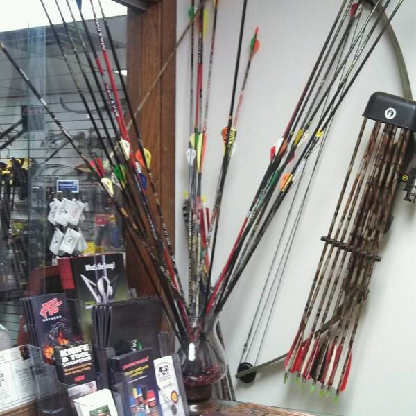 SquareupArchery's tweet image. Made a bouquet of #robinhood arrows in the foyer. #whentheshotcounts #alwayslethal #archery