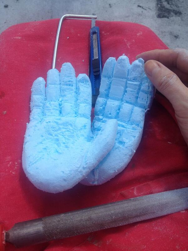 PuppetJunction's tweet image. Sculpting puppet hands on the roof, making our own kind of snow. Grateful for sunshine. #makinprogress @LOMtheater