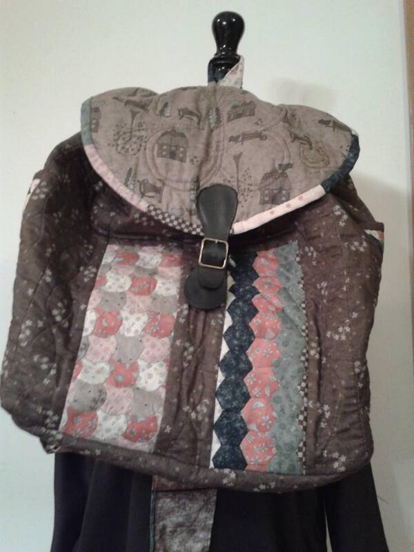 LifeisPatchwork's tweet image. Mochila #Patchwork. Para hacerla utilice telas de la colección de Lynette Anderson.