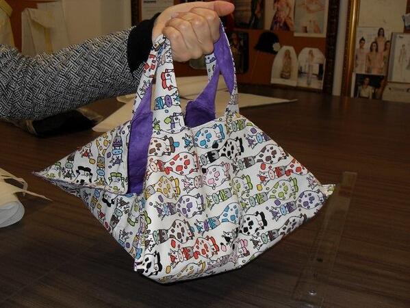 LifeisPatchwork's tweet image. Porta tortas #Patchwork. Una de mis alumnas encontró en internet el tutorial. bit.ly/Q6neU8.