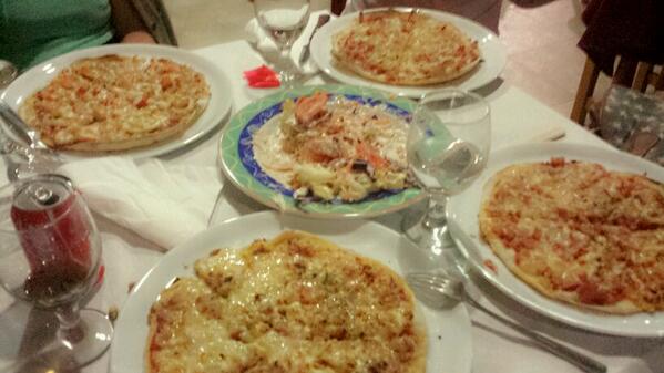 inma3007's tweet photo. "@Tamara_ALR: Cenica güena güena con @claramariaH92 @inma3007 y #laabuelica!! 🍕🍕🍕🍕 http://t.co/7C17JcktkK"