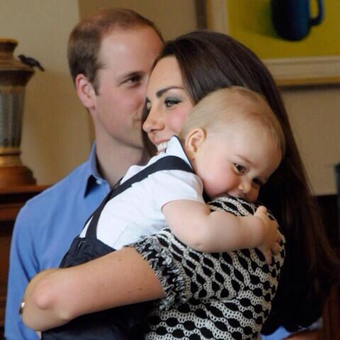 HollyHabibi's tweet photo. I can't even deal with how cute this picture is 👶😍! #PrinceGeorge http://t.co/jmXmxtiDe6