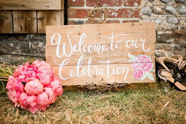 Win a personalised sign by @LamplighterLDN - just follow them and RT to win! For your home or wedding! #weddinghour