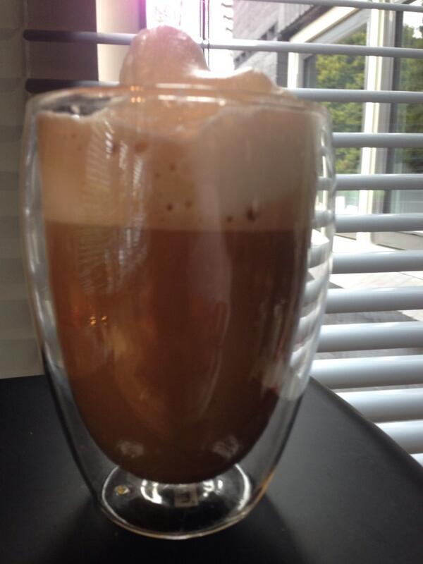 BonkersDesign's tweet image. Fijne start van de dag! Lekkere koffie in pavina van #Bodum met super melkschuim laag