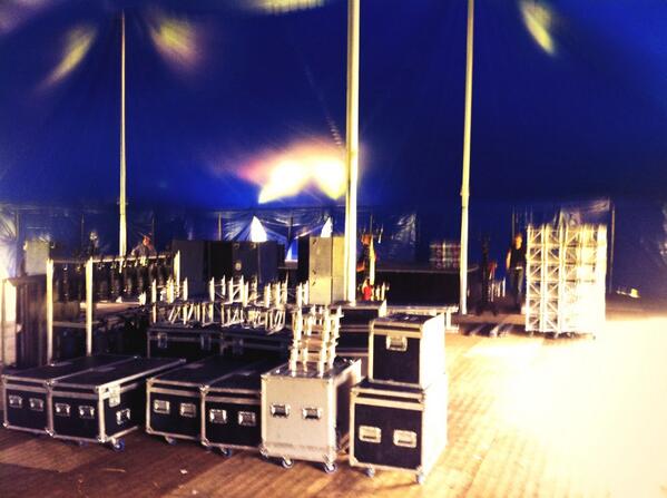 ClubOneAV's tweet photo. Opbouwen Koningsdag 2014 http://t.co/HMdRbQJZix