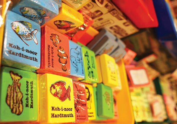 【東京蚤の市出店者情報】ドイツやチェコなどヨーロッパ各国の輸入文具や雑貨を中心に扱うお店「スコス」。いまでは輸入文房具の聖地として多くの文房具好きが訪れるこの店が東京蚤の市にやって来ます！tokyonominoichi.com/1958