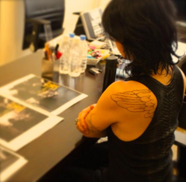 VAMPS_JPN: HYDEさん、デザインチェック中！！ とあるプロジェクトの