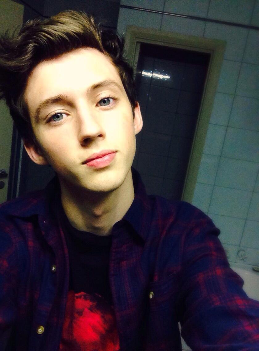 👼🏼 on X: "Classic post-fun-dinner-with-friends selfie  http://t.co/VF7eevGzEC" / X