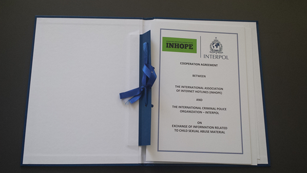 PavelVichtera's tweet photo. Inhope a Interpol podepsali dohodu o spolupráci. http://t.co/ndSdtCsfhO