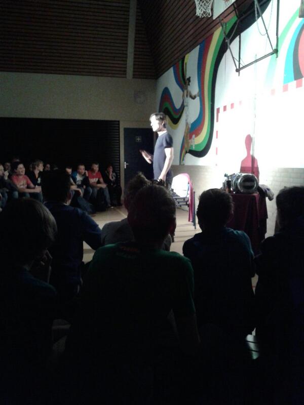 RPV_GO's tweet photo. Vandaag op #edudelta de theatervoorstelling #zevensloten. Tweedejaars goed bezig met verkeersveiligheid! http://t.co/ZFW6sDXC5q