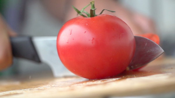 crazytomatocom's tweet photo. Rozřízli jsme Rajče na dvě půlky! http://t.co/FnhwHRlQ2s http://t.co/Da0VgiZTHF