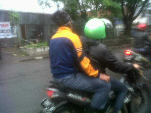 Helem yg di bonceng bagus amat. Itu baru helem SNI. Haha <a href="/infobdg/">BANDUNG ᮘᮔ᮪ᮓᮥᮀ</a> <a href="/clickbandung/">IG: @clickbandungcom</a>