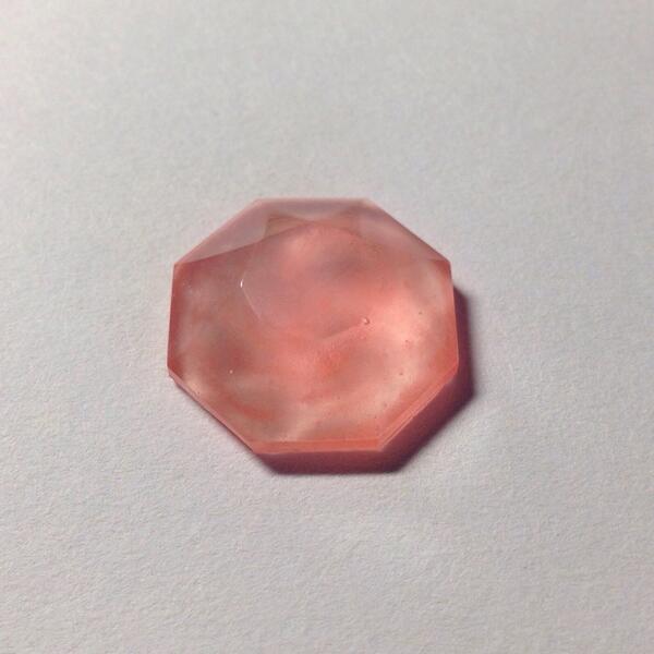 ジーナ 思い出のあるリップグロスをレジン に混ぜた結果 色は綺麗で硬化もまあまあ しかし 化粧品には油分があり表面を安定させるには重ね塗り が必要 その上独特の匂いも発する事から 染料としてはオススメ出来ないかな レジン Http T Co Zwyuirv2dz