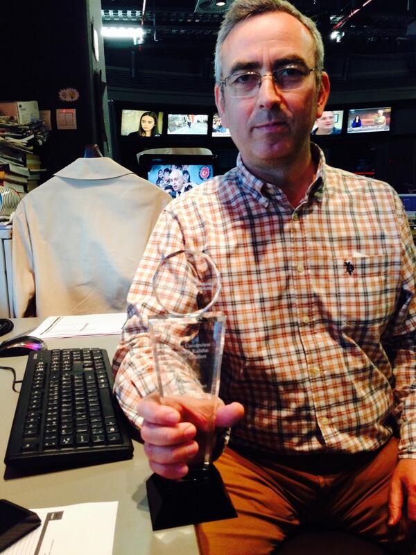 Bir odül daha. @Serdar_Ertugrul un elinde.. <a href="/khasedutr/">Kadir Has Üniversitesi</a> (Kadir Has unv.) den. Sosyal medya odulu..