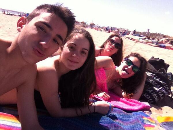 GemaMorenoG's tweet photo. En la playa con los mejorees http://t.co/W1qYIeGhYy