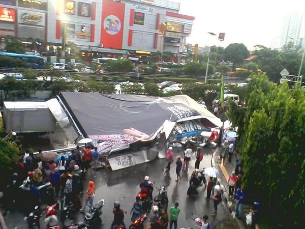 18:07 Imbas penanganan Papan Reklame tumbang di dpn BCA S Parman, Sementara Exit Tol Slipi dialihkan ke Senayan.