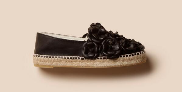 VogueFrance's tweet photo. Les shoes de la semaine : Les espadrilles camélias de @CHANEL http://t.co/ly9kKb5KZC http://t.co/8R2XdbzQ07