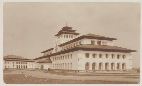 Gus_Sholah's tweet photo. Salah satu peninggalan arsitek Belanda yg Hebat di Bandung. @davycepot: Gedung sate jaman dulu..#baheula http://t.co/18Ij6JpEyU”