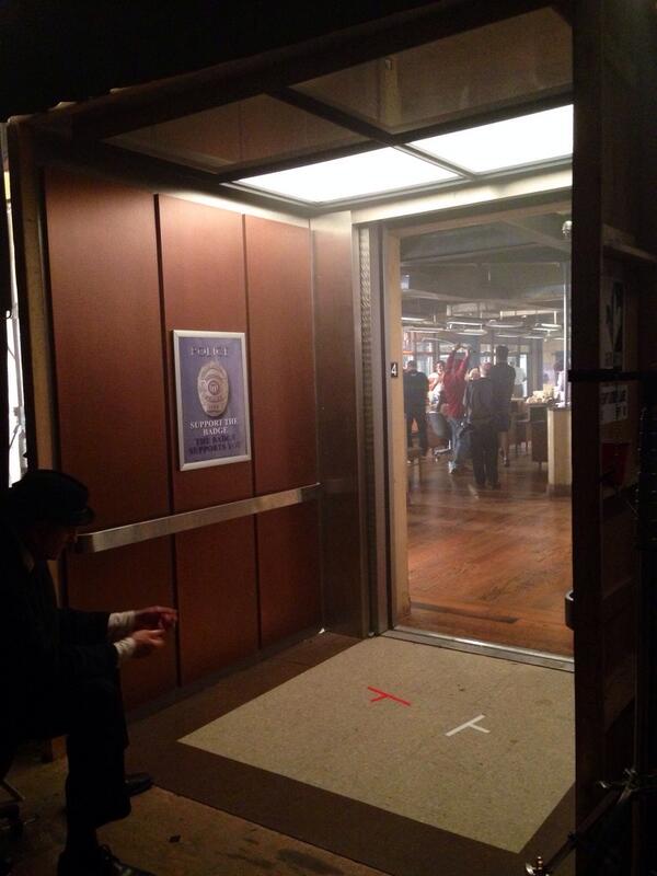 6x20 "THAT 70's SHOW" post-ep BTS pics & tweets Bl10w6dCAAAeN_L
