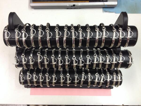 botonesdeplata's tweet photo. Buenas, bonitas y baratas!!! Pulseras hechas en plata con la forma de un estoque en miniatura. Todas las medidas. RT http://t.co/gdjhlESwwc