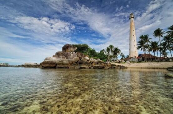 SurgaNegriku's tweet photo. pulau lengkuas, belitung.. so natural! http://t.co/exmLE5GQ5y