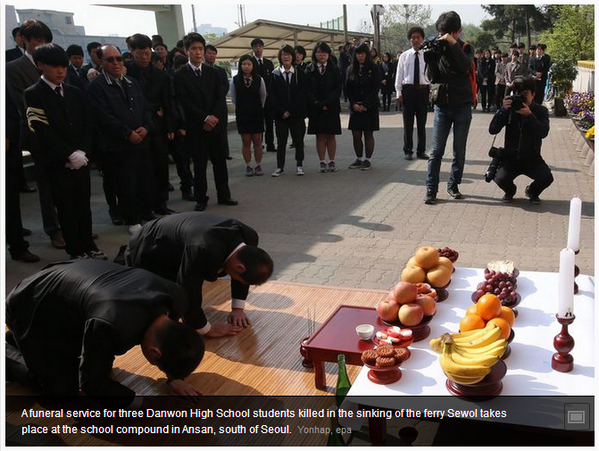 Pray4SouthKorea's tweet photo. A funeral service for 3 Danwon High School students killed in the #Sewol #ferry. #PrayForSouthKorea http://t.co/0n8tP9OaB8